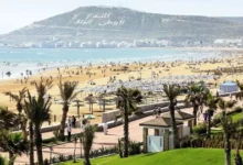 Vue panoramique d’Agadir avec son littoral ensoleillé, ses hôtels luxueux et l’océan Atlantique en arrière-plan.