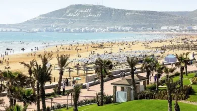 Vue panoramique d’Agadir avec son littoral ensoleillé, ses hôtels luxueux et l’océan Atlantique en arrière-plan.