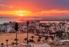 Un coucher de soleil spectaculaire à Agadir avec une balade à dos de chameau dans les dunes du désert