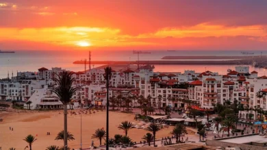 Un coucher de soleil spectaculaire à Agadir avec une balade à dos de chameau dans les dunes du désert