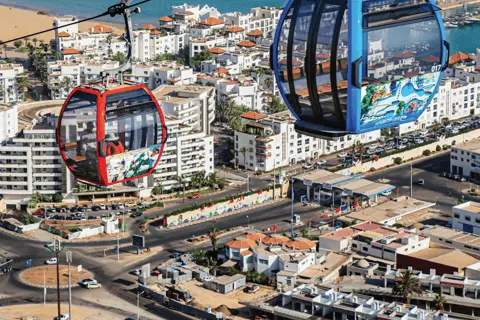 Téléphérique d’Agadir offrant une vue panoramique sur la ville et l’océan Atlantique.