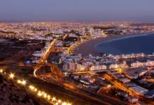 Vue panoramique nocturne d’Agadir illuminée, avec l’océan Atlantique en arrière-plan