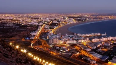 Vue panoramique nocturne d’Agadir illuminée, avec l’océan Atlantique en arrière-plan