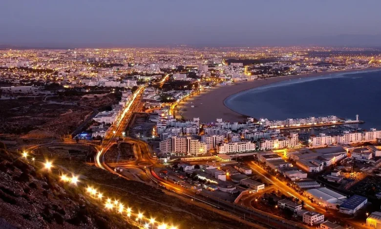 Vue panoramique nocturne d’Agadir illuminée, avec l’océan Atlantique en arrière-plan