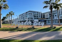 Vue panoramique d’Agadir Bay Founty avec ses restaurants en bord de mer et l’ambiance moderne du quartier
