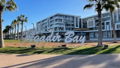 Vue panoramique d’Agadir Bay Founty avec ses restaurants en bord de mer et l’ambiance moderne du quartier