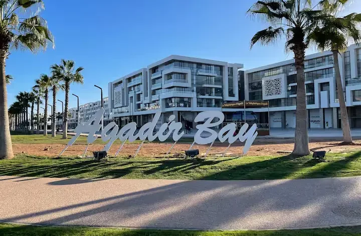 Vue panoramique d’Agadir Bay Founty avec ses restaurants en bord de mer et l’ambiance moderne du quartier