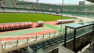 Vue du Grand Stade d’Agadir rénové avec écrans géants éclairage moderne et pelouse aux normes internationales