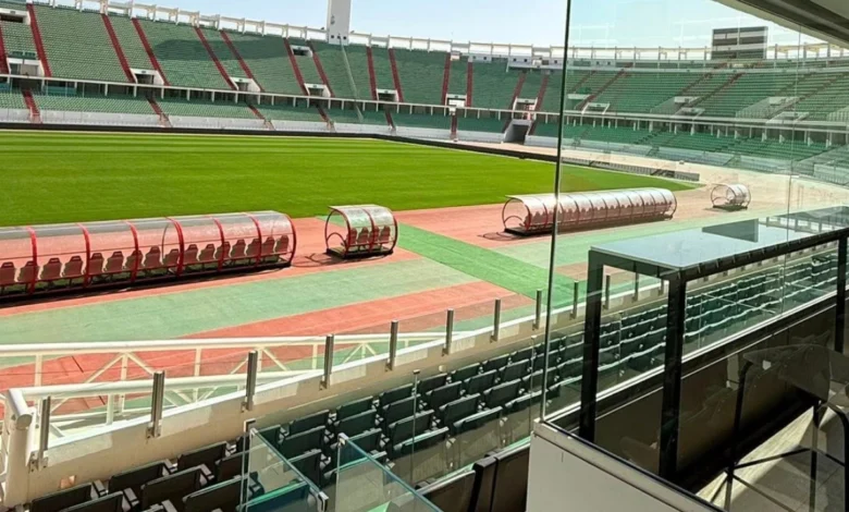 Vue du Grand Stade d’Agadir rénové avec écrans géants éclairage moderne et pelouse aux normes internationales